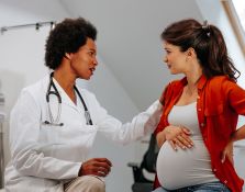 Doctor speaking to pregnant woman